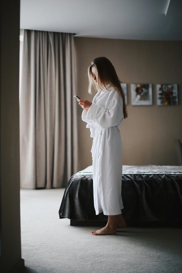 Élégance et confort : le peignoir long pour femme à adopter